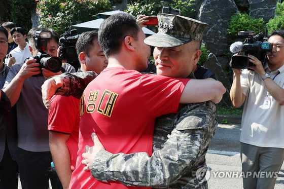 박정훈 전 해병대 수사단장이 응원에 나선 해병대 예비역 동기생들과 포옹하고 있다.〈사진=연합뉴스〉