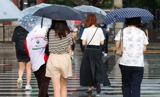 서울 세종로사거리에서 우산을 쓴 시민들. 〈사진=연합뉴스〉