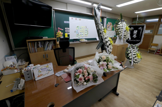 서울 서이초등학교 교사의 49재 추모일인 4일 오후 서울 서이초등학교 교실에 근조 화환과 추모의 메시지가 놓여져 있다.〈사진=연합뉴스〉