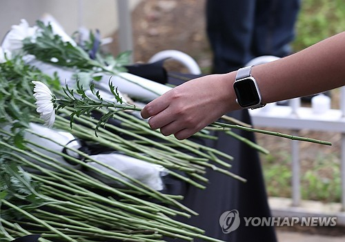 오늘(4일) 오전 서울 서초구 서이초등학교에 마련된 시민추모공간에서 추모객들이 헌화하고 있다. 〈사진=연합뉴스〉