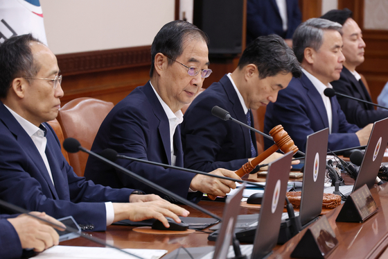 한덕수 국무총리가 5일 오전 서울 종로구 정부서울청사에서 열린 국무회의에 참석해 의사봉을 두드리며 회의를 시작하고 있다. 〈사진=연합뉴스〉