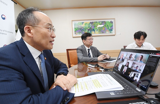 추경호 경제부총리 겸 기획재정부 장관이 5일 정부서울청사에서 IMF 연례협의 대표단과 화상으로 면담하고 있다. 〈사진=기획재정부 제공〉