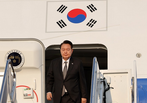 공군 1호기에서 내리는 윤석열 대통령. 〈사진=연합뉴스〉