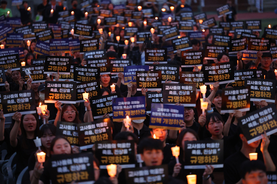 서울 서이초등학교 교사의 49재 추모일인 4일 촛불문화제에서 참가자들이 촛불과 피켓을 들고 구호를 외치고 있다. 교육부는 지침을 바꿔 집회 참가자들에게 불이익을 주지 않기로 결정했다 〈사진=연합뉴스〉