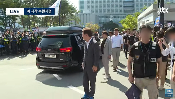 경기도 수원지검에 도착한 이재명 대표가 차량에서 내려 이동하고 있다. 〈사진=JTBC 모바일 LIVE 캡쳐〉 