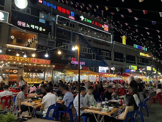 8일 저녁 소래포구 야시장 모습. 〈사진=장연제 기자〉