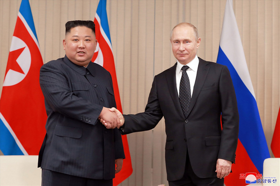 2019년 4월 25일 김정은 북한 국무위원장이 블라디미르 푸틴 러시아 대통령이 회담에 앞서 기념사진을 촬영하고 있다. 〈사진=조선중앙통신·연합뉴스〉