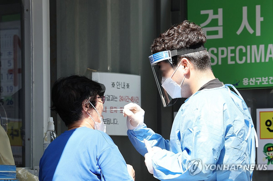 지난달 31일 오후 서울 용산구보건소에 마련된 선별진료소에서 시민이 검사를 받고 있다. 〈사진=연합뉴스〉