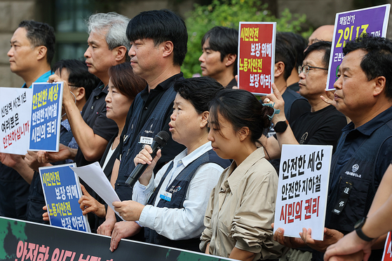 현정희 공공운수노조 위원장이 11일 오전 서울시청 앞에서 열린 '신당역 스토킹 살인사건' 1주기 모니터링 보고서 발표 기자회견에서 발언하고 있다. 〈사진=연합뉴스〉