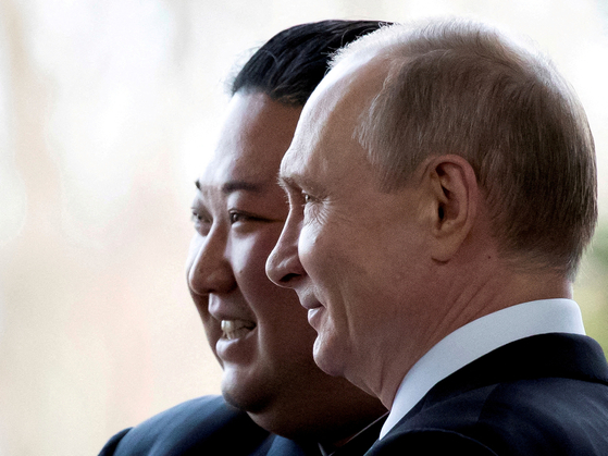 2019년 4월 25일 블라디보스토크에서 북·러 정상회담을 진행한 김정은 북한 국무위원장(왼쪽)과 블라디미르 푸틴 러시아 대통령(오른쪽). 〈사진=로이터〉