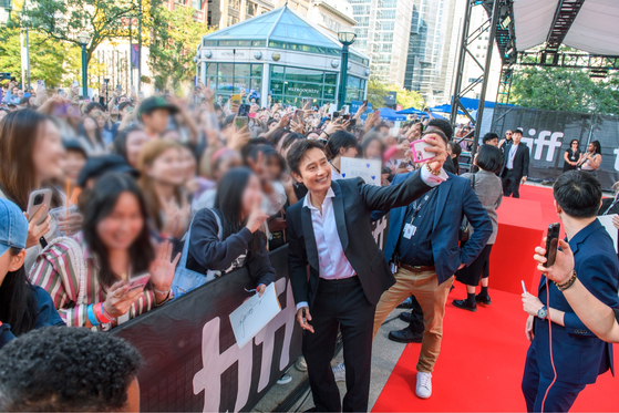 영화 '콘크리트 유토피아' 엄태화 감독과 배우 이병헌 박서준 박보영 박지후가 제48회 토론토국제영화제를 방문해 갈라 프리미어와 레드카펫 행사에 참석, 전세계 관객들과 만났다. 〈사진=롯데엔터테인먼트〉 