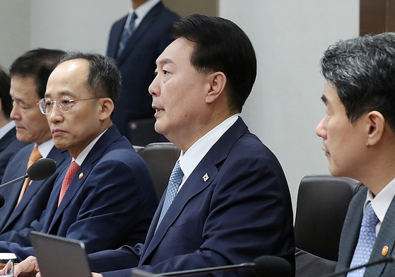 윤석열 대통령이 12일 서울 용산 대통령실 청사에서 열린 국무회의 중 발언하고 있다. 〈사진=대통령실통신사진기자단〉