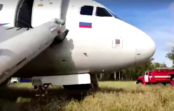 러시아 시베리아 벌판에 여객기가 비상 착륙한 모습. 〈사진=러시아 비상사태부(RUSSIAN EMERGENCIES MINISTRY) / 로이터〉