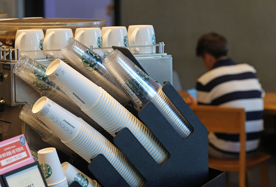 환경부가 일회용 컵 보증금 제도를 지자체 자율에 맡기는 안을 검토하고 있다고 밝혔다. 〈사진=연합뉴스〉