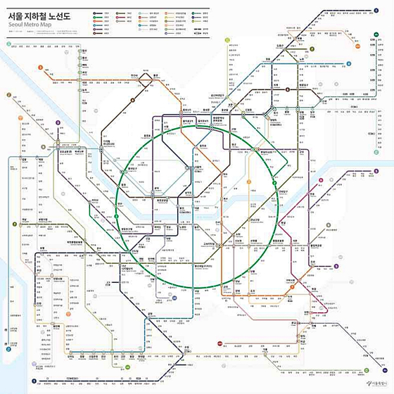 서울시는 시각·색채·디자인·인지·교통 등 분야별 전문가들의 자문을 거쳐 만든 새로운 '서울 지하철 노선도 디자인'을 13일 공개했다. 〈사진=서울시 제공〉