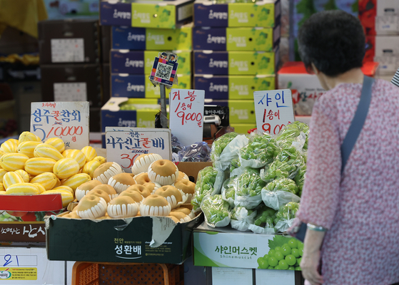 추석 연휴를 앞둔 12일 서울 마포구 망원시장을 찾은 시민들이 장을 보고 있다.〈사진=연합뉴스〉