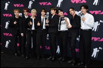 블핑 2관왕·스키즈·투바투·정국 수상… MTV VMA 속 빛난 K팝[종합]