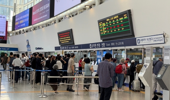 14일 오전 서울역 승차권 발급 창구에 줄이 늘어선 모습. 〈사진=장연제 기자〉