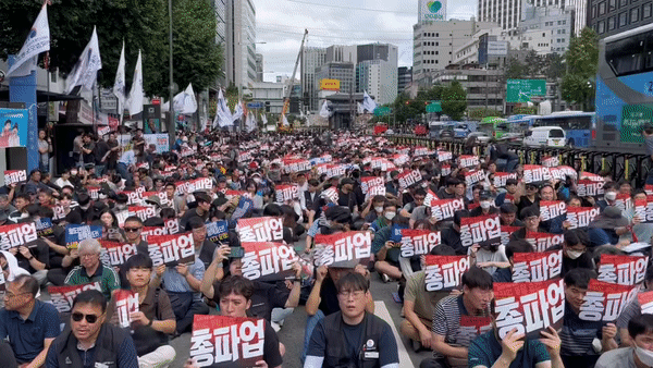 서울역에 모인 철도노조원들이 구호를 외치고 있는 모습. 〈영상=장연제 기자〉