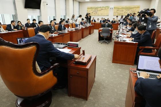15일 국회에서 열린 교육위원회 전체회의에서 김철민 위원장이 의사봉을 두드리고 있다. 교육위는 이날 교권보호 4법을 의결했다. 〈사진=연합뉴스〉