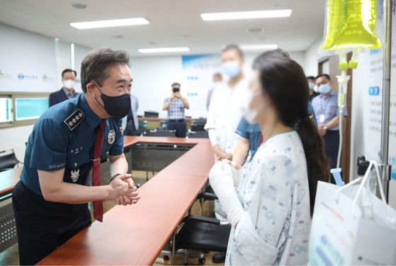 윤희근 경찰청장이 부산 화산 전문병원을 찾아 목욕탕 화재로 다친 경찰관을 만나고 있다. 〈출처=부산경찰청 제공/연합뉴스〉