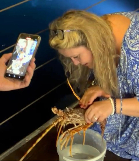 이탈리아에서 한 여성 관광객이 레스토랑 수족관에 있던 랍스터를 산 채로 구매한 뒤 바다에 풀어줬다.〈사진=이탈리아 안사(ANSA) 통신 홈페이지 캡처〉