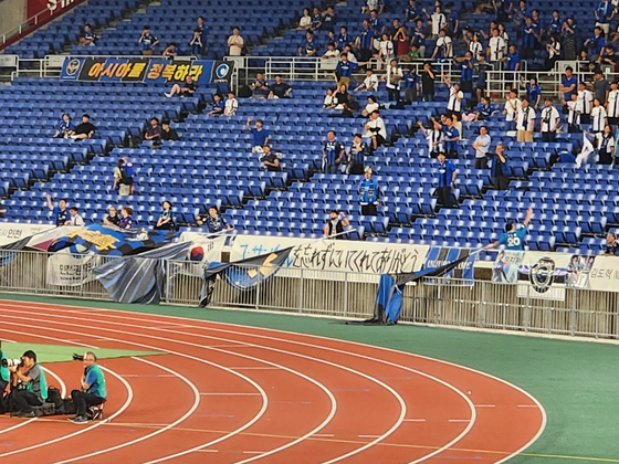 19일 요코하마에서 열린 AFC챔피언스리그 인천-요코하마 F 마리노스전에서 인천 서포터들이 ″유상철 감독을 잊지 않아줘서 고맙습니다″ 걸개를 내걸었다.