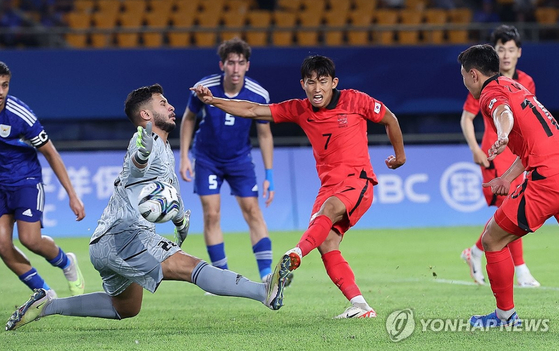 19일 정우영 선수가 항저우 아시안게임 남자축구 조별리그 1차전 한국과 쿠웨이트의 경기에서 3번째 골을 넣어 해트트릭을 달성하는 모습. 〈사진=연합뉴스〉 