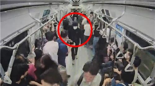 지난 6일 지하철 2호선 외선순환 열차에서 대피소동을 일으킨 30대 남성의 모습. 〈사진=서울 중부경찰서〉
