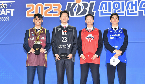 오늘(21일) 서울 송파구 잠실학생체육관에서 열린 2023 KBL 신인선수 드래프트에서 유기상(창원 LG), 문정현(수원 KT), 박무빈(울산 현대모비스), 조준희(서울 삼성)이 기념촬영을 하고 있다. 〈사진=연합뉴스〉