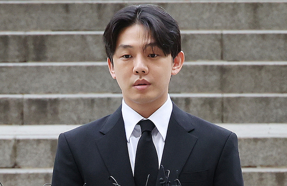 21일 오전 '마약 상습 투약' 혐의를 받는 배우 유아인이 두 번째 영장실질심사에 앞서 취재진의 질문에 답하고 있다. 〈사진=연합뉴스〉