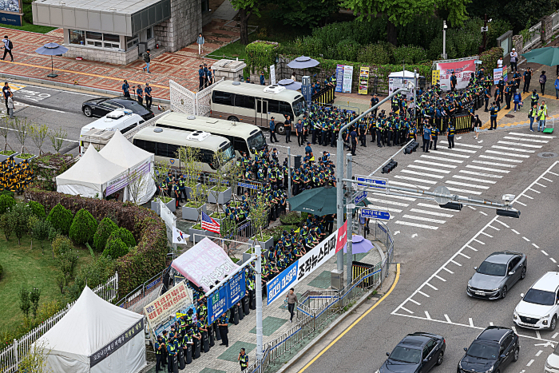 21일 오후 경찰이 서울 여의도 국회 앞 출입을 통제하고 있다. 〈사진=연합뉴스〉