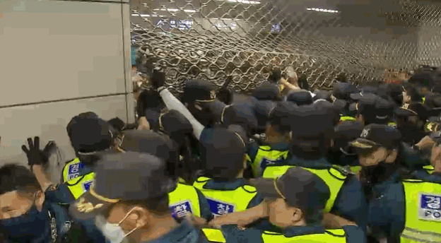 21일 오후 서울 지하철 9호선 국회의사당역에서 경찰이 국회로 진입을 시도하는 이재명 더불어민주당 대표 지지자들을 막고 있다. 〈출처=JTBC 영상 캡처〉