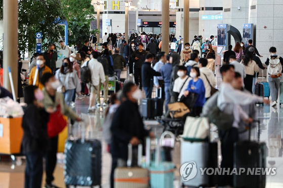 붐비는 인천국제공항 〈사진=연합뉴스〉