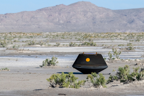 현지시간 24일 오전 11시쯤 미국 유타주 사막에 있는 국방부 유타 시험·훈련장에 낙하한 미국항공우주국(NASA) 소행성 탐사선 '오시리스-렉스'(OSIRIS-REx) 샘플 캡슐. 〈사진=로이터 연합뉴스〉