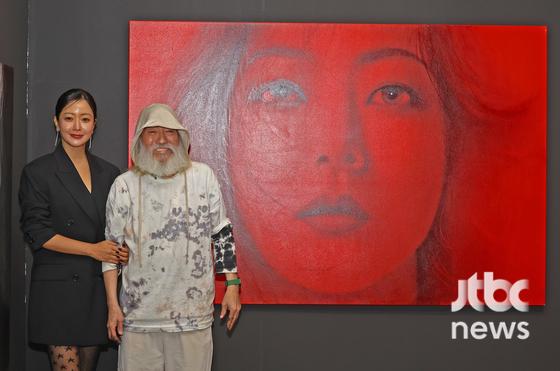 김희선의 첫번째 아트 프로젝트 '아름다운 선물 展' 기자간담회가 26일 오후 여의도 더현대 서울에서 열렸다. 배우 김희선, 미술가 강형구, 김강용, 이이남 등이 참석했다. 박세완 엔터뉴스팀 기자 park.sewan@jtbc.co.kr (콘텐트비즈니스본부)