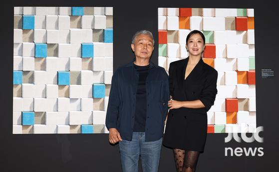 김희선의 첫번째 아트 프로젝트 '아름다운 선물 展' 기자간담회가 26일 오후 여의도 더현대 서울에서 열렸다. 배우 김희선, 미술가 강형구, 김강용, 이이남 등이 참석했다. 박세완 엔터뉴스팀 기자 park.sewan@jtbc.co.kr (콘텐트비즈니스본부)