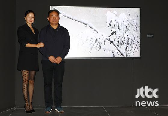 김희선의 첫번째 아트 프로젝트 '아름다운 선물 展' 기자간담회가 26일 오후 여의도 더현대 서울에서 열렸다. 배우 김희선, 미술가 강형구, 김강용, 이이남 등이 참석했다. 박세완 엔터뉴스팀 기자 park.sewan@jtbc.co.kr (콘텐트비즈니스본부)