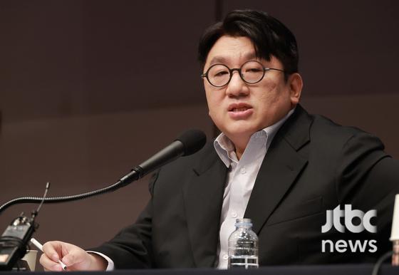 방시혁 하이브 의장이 지난 3월 15일 오전 서울 중구 한국프레스센터 국제회의장에서 관훈클럽 주최로 열린 관훈포럼에서 기조연설을 하고 있다. 〈사진=JTBC〉