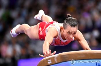 '위대한 선수이자 엄마'…48세 우즈벡 기계체조 선수의 도전