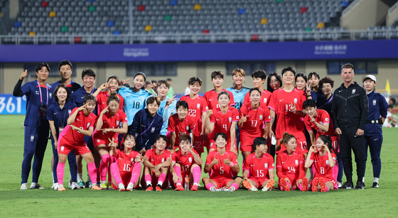 22일 오후 중국 저장성 원저우 스포츠센터 스타디움에서 열린 항저우 아시안게임 여자 축구 조별리그 E조 1차전 한국과 미얀마의 경기에서 3-0으로 승리한 한국 대표팀 선수들이 기념 촬영하고 있다. (사진=연합뉴스)