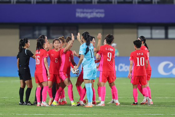 지난 22일 오후 중국 저장성 원저우 스포츠센터 스타디움에서 열린 항저우 아시안게임 여자 축구 조별리그 E조 1차전 한국과 미얀마의 경기에서 한국이 3-0으로 승리한 뒤 선수들이 기뻐하고 있다. (사진=연합뉴스)