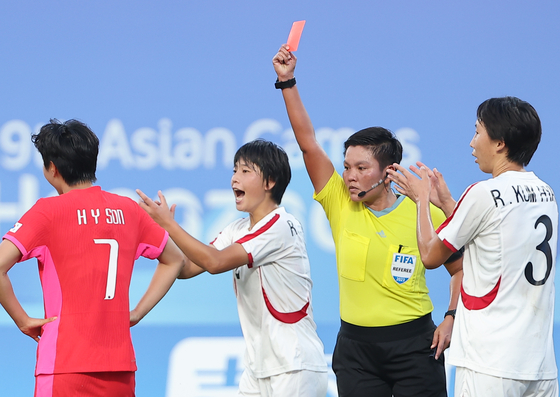 30일 중국 원저우 스포츠센터 스타디움에서 열린 2022 항저우 아시안게임 여자축구 8강전 한국과 북한의 경기. 전반 대한민국 손화연이 퇴장을 당하고 있다. (사진=연합뉴스)