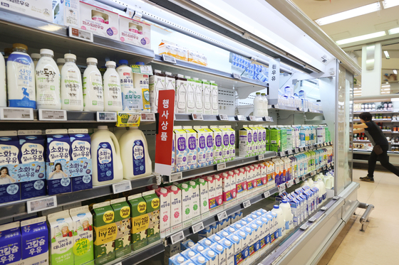 오늘(1일)부터 오른 우유 가격이 반영된다. 이번 달 교통비도 오르는 등 생활물가 전반에서 인상 압박이 커지고 있다 〈사진=연합뉴스〉 