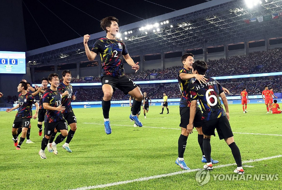 한국 축구대표팀이 1일 8강전에서 중국을 꺾고 준결승에 진출했다. 사진은 홍현석 선수가 첫 골을 넣고 기뻐하는 모습. 〈사진=연합뉴스〉