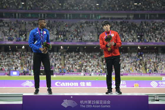 2022 항저우 아시안게임 남자 허들 110m 결승에서 공동 금메달을 수상한 쿠웨이트 야쿠브 알유하(왼쪽)와 일본 다카야마 순야가 시상대에 올라 있다. 〈사진=AP 연합뉴스〉