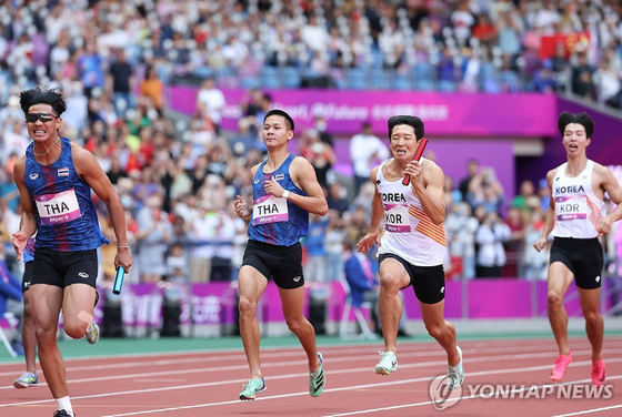 지난 2일 중국 항저우 올림픽 스포츠센터에서 열린 2022 항저우 아시안게임 남자 400ｍ 계주 예선에서 김국영 선수가 바통을 들고 달리는 모습 〈사진=연합뉴스〉