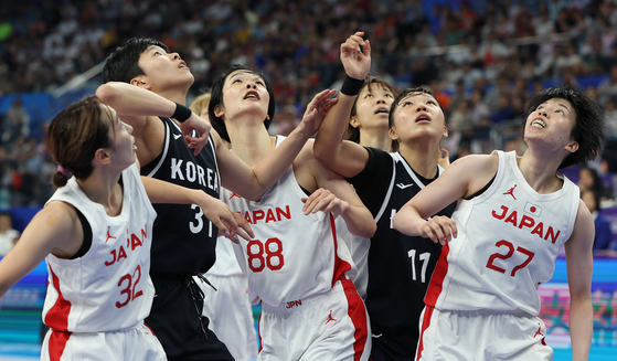 3일 중국 저장성 항저우의 올림픽 스포츠센터에서 열린 항저우 아시안게임 여자 농구 준결승 한국과 일본의 경기에서 선수들이 볼을 다투고 있다. 〈사진=연합뉴스〉