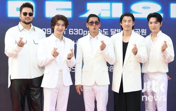 지오디가 9일 오후 인천 연수구 송도달빛축제공원에서 열린 '2023 KBS 대기획 god 콘서트-ㅇㅁㄷ 지오디' 포토월 행사에 참석해 포즈를 취하고 있다. 김현우 엔터뉴스팀 기자 kim.hyunwoo3@jtbc.co.kr (콘텐트비즈니스본부)