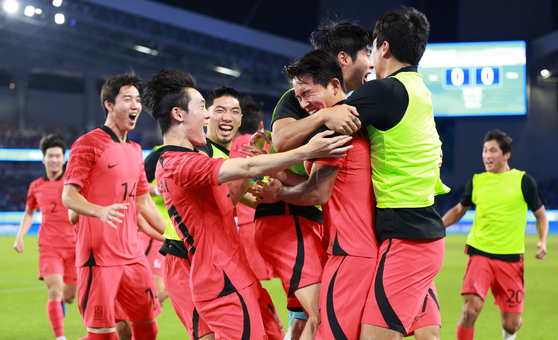 4일 중국 항저우 황룽 스포츠센터 스타디움에서 열린 2022 항저우 아시안게임 남자축구 4강전 대한민국과 우즈베키스탄의 경기. 대한민국 정우영이 골을 넣은 뒤 동료들과 기쁨을 나누고 있다. 〈사진=연합뉴스〉